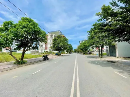 Đất mặt tiền an phú đông 13 đường rộng 20m, ngang 5.7m, thông sát sông sài gòn, kdc rất đẹp
