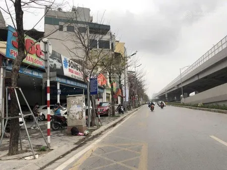 Chính chủ bán nhà 3 tầng phố phạm văn đồng cầu giấy. dt 198m2 mt 8m. giá 28,5 tỷ. ngõ thông rộng
