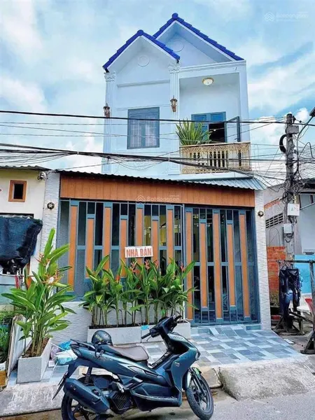 Bán gấp nhà đang ở ngay chợ đệm, tân túc, 5,5m x 21m , 1 trệt 1 lầu giá 800 triệu, sổ hồng riêng