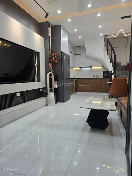 Nhà phố tân ấp, quận ba đình, cách mặt phố 8m, ngõ rộng ở kết hợp kinh doanh