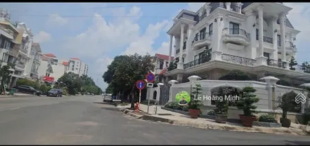 Biệt thự 10m x 20m. mặt tiền đường 30m trục chính khu biệt thự phú nhuận