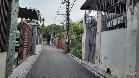 Bán nhà 2 tầng 1 tum ngõ thông oto gần chợ và hồ điều hòa