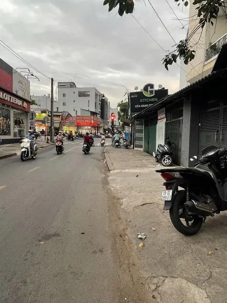 Chính chủ lâu năm cần bán nhà mặt tiền chợ bà chiểu dt 4.2x25m sân xe 7m 4 tầng 0901 231 ***