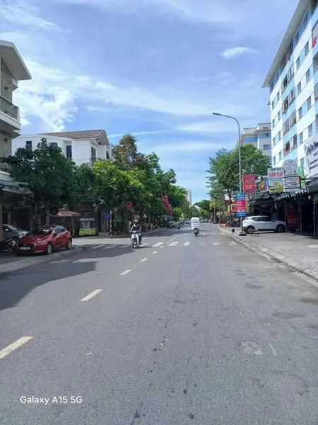 Cho thuê Shophouse CT5 mặt đường A1 Vĩnh Điềm Trung sầm uất - Diện tích 61.7m2 ngang 3.37m 👉 Kết cấu:  - Tầng trệt: mặt bằng kinh doanh, 1WC - Tầng 1: 2PN, 1WC ✔️Không nội thất  ✔️ Giá 8,5tr/ tháng . Cọc 2 tt2