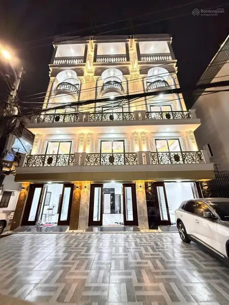 Bán gấp nhà hồng hà, ba đình. phân lô, vỉa hè, dt 50m, 6 tầng,thang máy. cách hồ gươm chỉ vài phút.