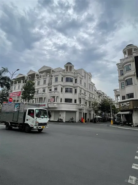 Bán nhà mặt tiền quận bình thạnh giá 11 tỷ ngang 5m sân để xe hơi. p25 có 3 tầng