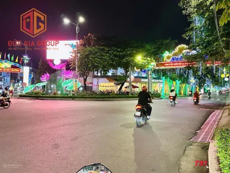 Bán nhà ngay góc vòng xoay công viên biên hùng, mặt tiền ngang 15m giá 34 tỷ