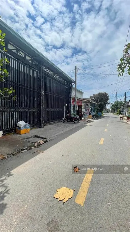 Bán gấp nhà xưởng dt 200m2, đường 10m, gần chợ xuân thới thượng