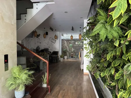 Cho thuê mặt bằng đường thích quảng đức, dt 100m2., ngang 5. Ưu tiên làm văn phòng Cty. Kg cho thuê ăn uống. Giá 10tr/tháng, hd 1 năm