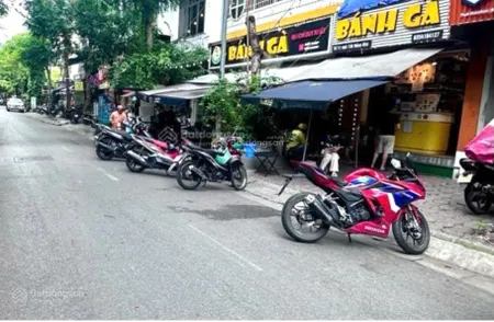 Mặt phố Hồng Mai ô tô tránh vỉa hè rộng kinh doanh sầm uất