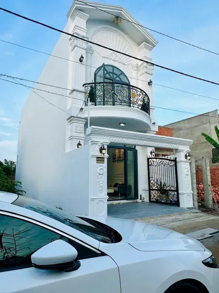 { Phường Mỹ Phong } 2 căn Nhà lầu Tân cổ điển cách Quảng Trường 800m đường ô tô 5m