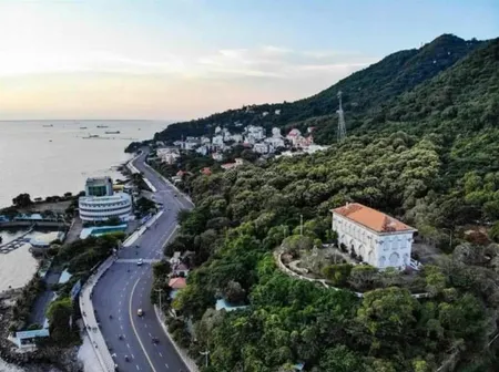 Đất mặt tiền biển đường hạ long. phong thủy tốt lưng giáp núi mặt tiền hướng biển