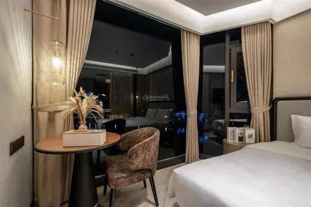 Bán gấp nhà mặt hồ võ thị sáu. dt 115m2 mt 10m. lô góc 1 mặt ngõ to có vỉa hè rộng, ôtô 7 chỗ tránh