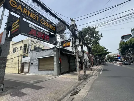 🏢 CHO THUÊ CĂN GÓC 2 MẶT TIỀN – NGUYỄN THỊ MINH KHAI, NHA TRANG  📐 Diện tích: 171,3m² (ngang 6,1m) 🧭 Hướng: Tây Bắc 🚗 Lộ giới: Đường chính rộng 20m + hẻm 5m thông thoáng  ✨ Ưu điểm nổi bật:  • Căn góc 2 mặt tiền thoáng, trưng bày đẹp, thu hút mọi góc nhìn