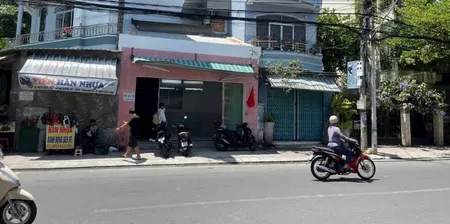 Cho thuê nhà đường Nguyễn Trãi, vị trí đẹp bắt mắt.  Gồm 1 tầng trệt với chiều ngang mặt bằng 6m, dài 12m toilet riêng, rất thích hợp kinh doanh hoặc làm văn phòng . Và 1 căn gác là phòng ngủ có máy lạnh, 2 giường nệm đơn. Có toilet riêng, có máy nước nón