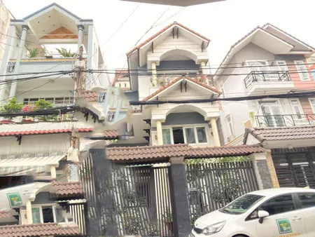 BÁN VILA 4 TẦNG BTCT, 5PN, NGANG KHỦNG 7M, DT 126M2, GARA XE HƠI, CV LÀNG HOA GV