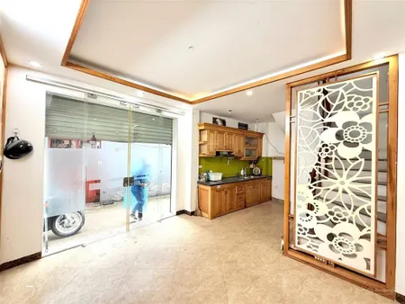Bán gấp nhà trần thái tông, 5 tầng dân xây, mặt tiền rộng, ngõ thông ba gác hiếm bán