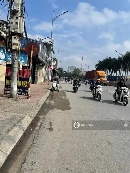 Mặt đường nguyễn văn linh ngay chân cầu vượt aeon mall gần media mart