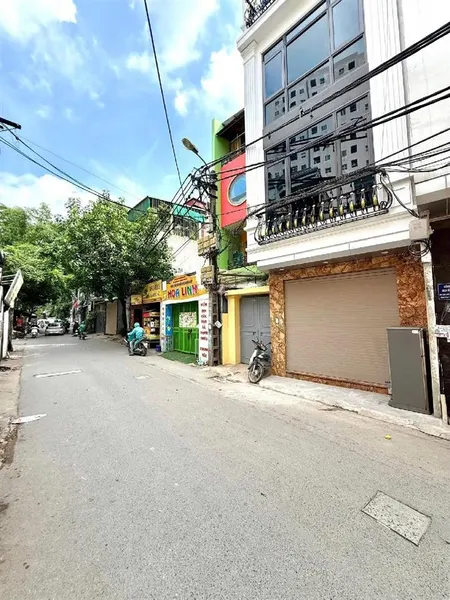 Nhà mặt đường to kinh doanh buôn bán thỏa mái không phải lo nghĩ, ô tô đậu trong nhà.