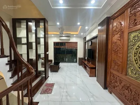 Trung tâm cầu giấy phân lô ngõ thông ô tô đỗ cửa siêu tiện ích nội thất gỗ lim xịn sò