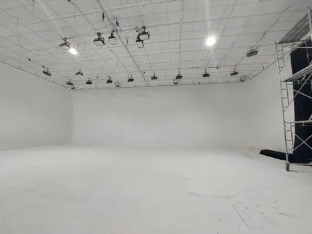 Cho thuê nhà kho Quận 7 DT 500m2 trần la phông làm văn phòng, studio, kho xưởng gắn máy lạnh được.