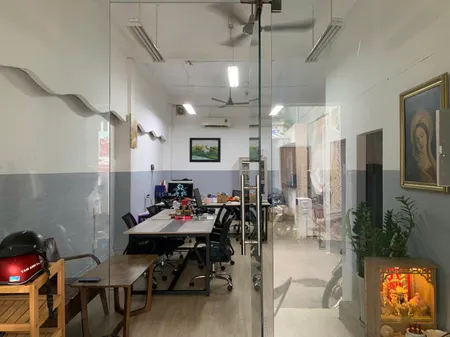 Cho thuê tầng trệt mặt bằng Cao Thắng, có nội thất cơ bản. Diện tích 75M2, hẻm xe hơi 5m
