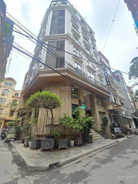 Bán tòa nhà văn phòng 8 tầng gần 300m2, vỉa hè, ô tô tránh. lạc long quân tây hồ. 135 tỷ
