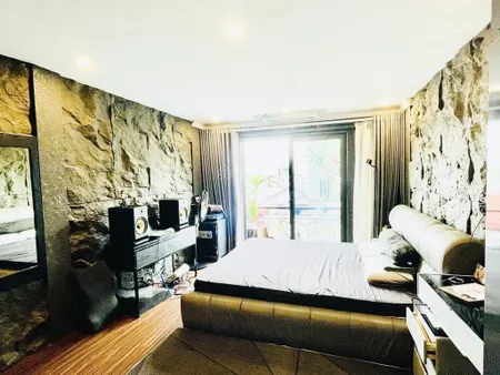 Bán nhà 5 tầng giang biên, dt 40m2, rộng 3.8m. ô tô đỗ cổng. giá 7.6 tỷ