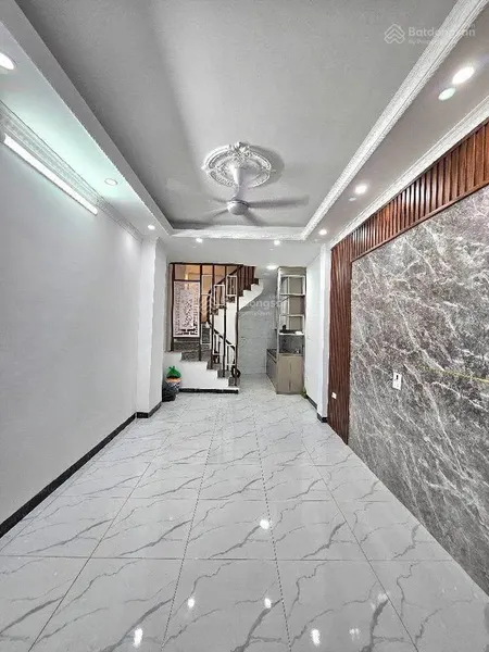 Nhà mới bát khối 30m2, nội thất cơ bản. cách cầu thanh trì 100m.