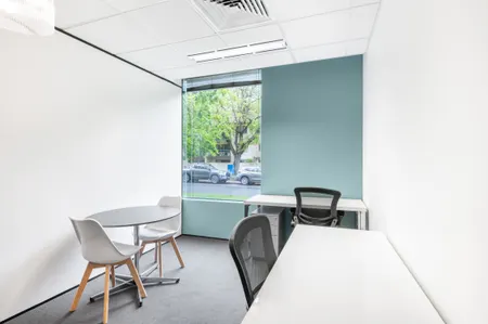 Không gian văn phòng được thiết kế chỉn chu đến từng chi tiết tại Regus Deutsches Haus  dành cho 3 người.