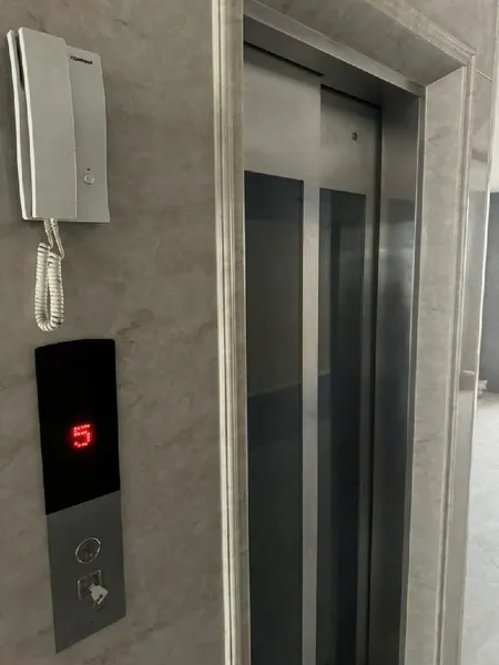 Cho thuê nhà căn góc, mới, Mai Hắc Đế, thang máy; vỉa hè 111m2* 5T- 44 Tr