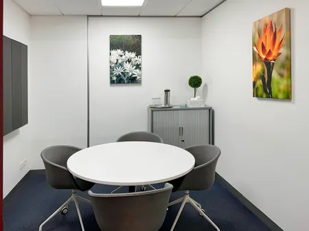 Không gian văn phòng được thiết kế chỉn chu đến từng chi tiết tại HQ Zeta Building dành cho 4 người.