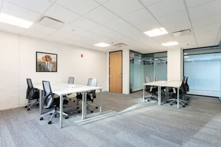 Sử dụng không gian văn phòng với thiết kế tinh tế, mở cửa 24/7 dành cho 4 người tại Spaces Belvedere