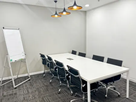 Trọn gói quyền sử dụng không gian văn phòng chuyên nghiệp cho 4 người tại Regus L’Mak
