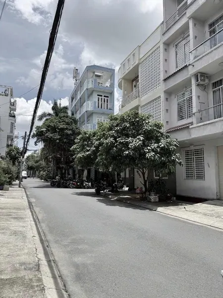 TÒA NHÀ 6 TẦNG – 20 PHÒNG KHÉP KÍN – NGAY ĐH VĂN LANG – 94M² (4x24) – THU NHẬP 1 TỶ/NĂM