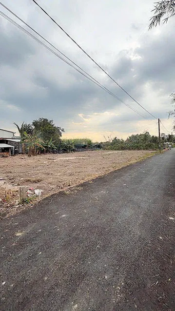 chính chủ bán đất sổ hồng thổ cư đường hương lộ 2 ngang 20mét đường nhựa lớn 700tr/400m2