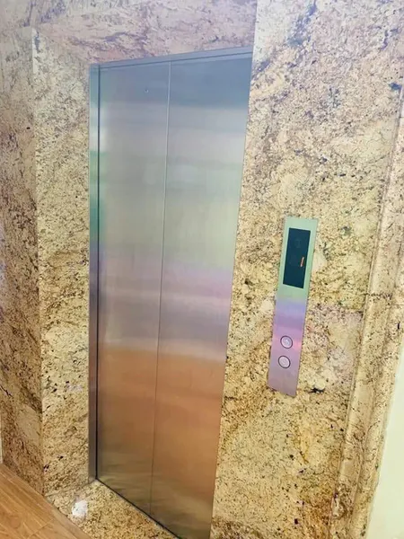 Nhà tôi cho thuê nhà mới, hai cửa đi, Bách Khoa, 98m2x 5T vỉa hè 31 Tr