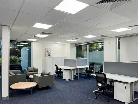 Không gian văn phòng được thiết kế chỉn chu đến từng chi tiết tại Regus Epic Tower dành cho 5 người.