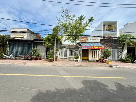 Bán lô đất mặt tiền đường Truơng Hán Siêu - vị trí khu bàn cờ Phước Long 
 Diện tích : 100,8m2 full đất ODT 
 Giá chỉ : 64tr/m2 ( 6ty4 ) 
lh e Trinh