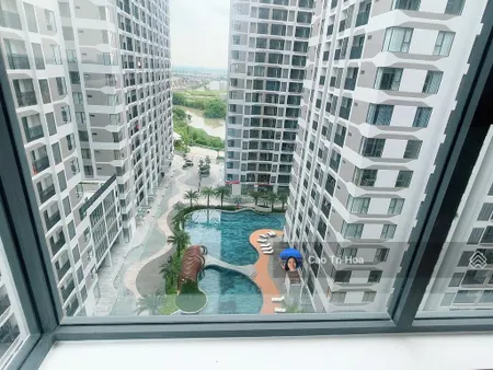 Ở đây có căn hộ lớn cần bán, góc hồ bơi. giá 4,3 tỷ. 3pn, 3wc. sổ hồng sẵn. có hỗ trợ vay