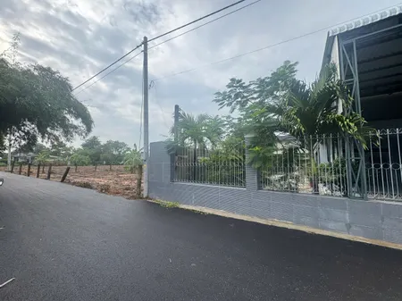 Bán đất +Nhà + xưởng Mt  có 600m thổ . Đường quốc lộ 55 . Ngay chợ Bông Trang