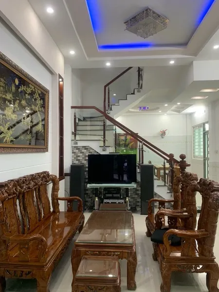 Bán nhà lô góc ngang 5, diện tích 75m2, 4 tầng, 4PN, 5 WC, có thể cải tạo thêm 2 phòng ngủ. Sân thượng thoáng mát