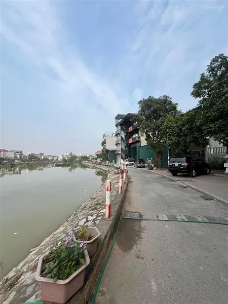 Bán lô đất tái định cư vườn hồ 2 trái tim cự khối 215m mặt tiền 15m thích hợp làm showroom vp