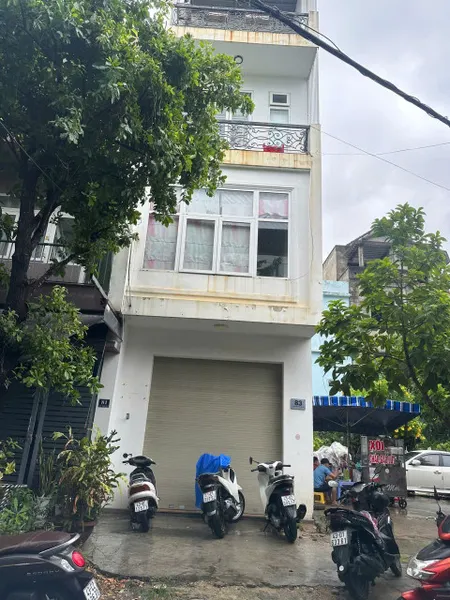 BÁN NHÀ 4 TẦNG –   CAO XUÂN DỤC, HẢI CHÂU – ĐÀ NẴNG  📐 Diện tích: 60m² 🚗 Đường: 5.5m + vỉa hè 3.5m 🏠 Kết cấu: Nhà 4 tầng kiên cố, đã hoàn công 🔑 Công năng đầy đủ:  • 5 phòng ngủ  • 4 WC  • 1 phòng thờ  • 1 sân phơi  💰 Giá bán: 8 tỷ 2 📜 Sổ đỏ chính chủ, ph