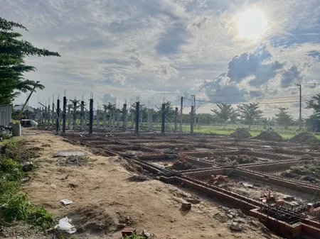 Cần bán nhà 1 trệt 2,5 lầu KDC Vạn Phát VELORA, nhà xây mới bàn giao thô bên trong thuận lợi cho anh chị kinh doanh trang trí theo ý muốn