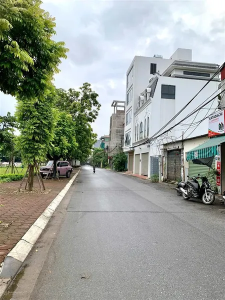 Bán lô đất 2 mặt tiền kinh doanh mặt hồ vườn hoa tại thanh am, việt hưng, sổ đỏ, giá 300tr/m2