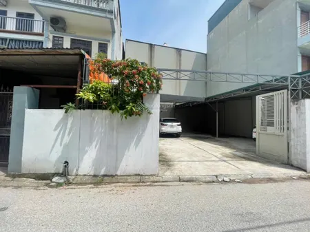 Hiếm bán đất phúc lợi. mt khủng 5.6m. ngõ ô tô đỗ cửa . cách 2 nhà ô tô tránh. 2 thoáng .