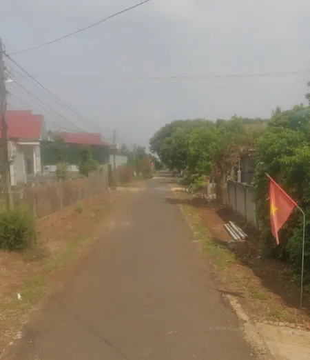 BÁN NHANH LÔ ĐẤT TẶNG NHÀ CẤP 4 CÒN MỚI. ĐƯỜNG Y WANG nối dài, Ngay Hồ EAKao, Mặt tiền rộng 11m có thể tách làm 2 lô. Đất thổ cư. giá quá ngộp. BÁN 2tỷ650