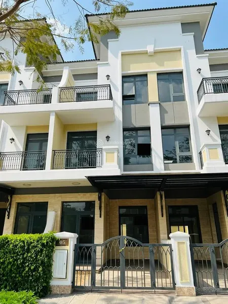 Cần bán nhà phố verosa khang điền đường chính 24m, xd 4 tầng, giá 17.5 tỷ. 0909 209 *** thảo