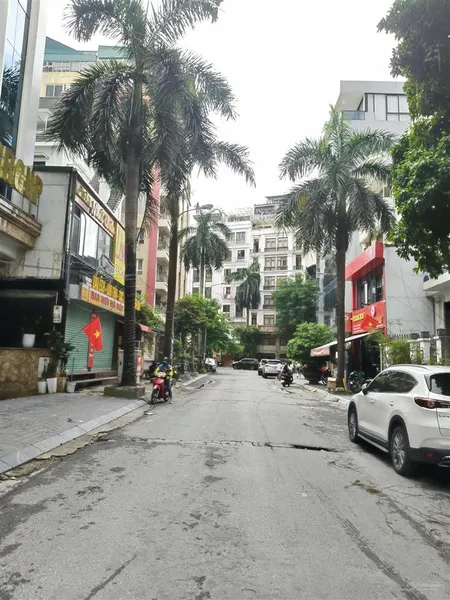 Lô đất vp tại phố khúc thừa dụ dt 170m2 mt 8m. đường to hơn phố, vỉa hè rộng. thông tứ phố
